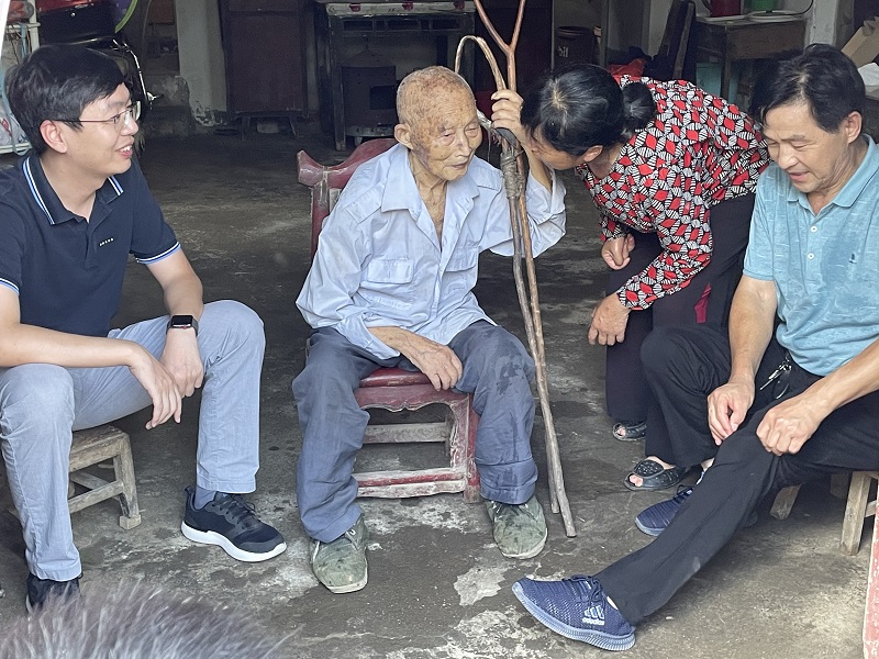 區(qū)人大代表、集團(tuán)副總馮小龍走訪潘塘福利院為老人送關(guān)懷